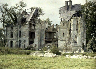 Ruinen des Château Plessis nach dem Rückzug der Deutschen, Noyon, Oise, Frankreich, 1917 von Fernand Cuville